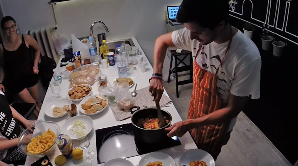 E mochileiro que é, se vira também na cozinha. Na imagem, preparando um prato em algum lugar da Hungria | Foto: TheBackpackerIntern.com