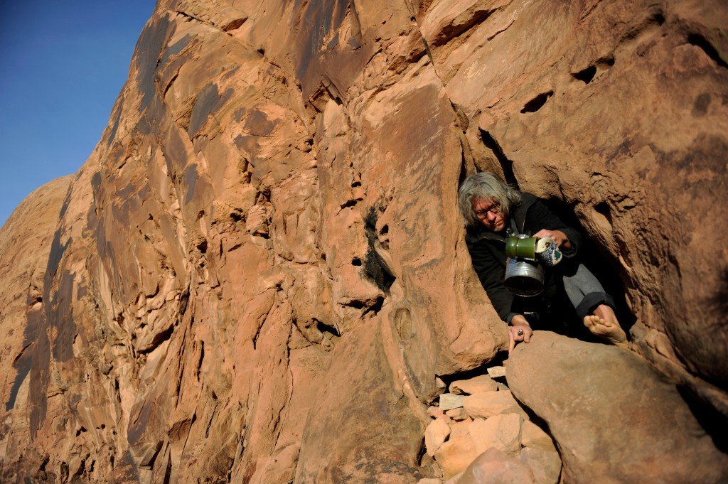 Daniel em sua caverna no deserto de Muhab - Foto: Hyoung Chang/ The Denver Post