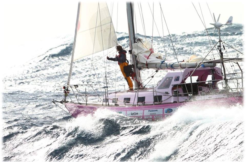 Jessica e seu veleiro 'Pink Lady' | Foto: Arquivo pessoal.