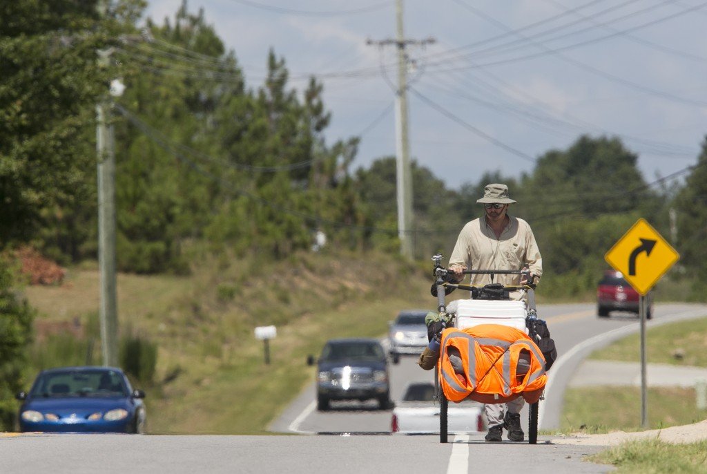 13 de Julho - O início da caminhada de 5.000 KM de Karl Bushby que partiu de Los Angeles para a embaixada russa em Washington, DC Foto: Megan Morr / Washington Post