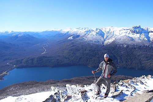 Viajante no Cerro Falkner, um dos lugares que ele visitou | Foto: Arquivo pessoal/PablitoViajero.com