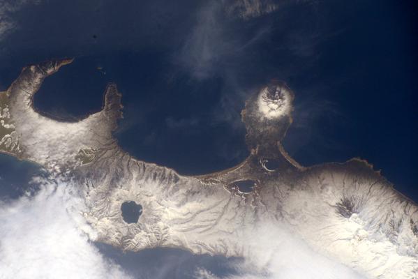 Ilhas Curilas (Kuril Islands), arquipélago que se estende do extremo oriente da Rússia até a ilha japonesa de Hokkaido | Foto: Terry W. Virts.