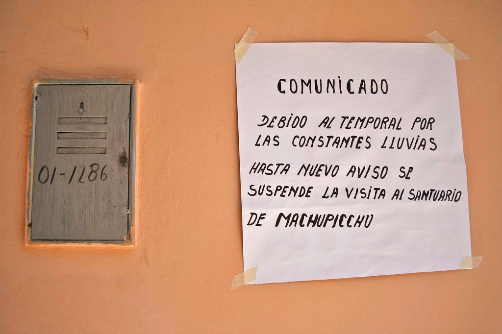 Aviso sobre a suspensão de visitas às ruínas por causa das fortes chuvas. Foto feita em 2010 pelo viajante Ramon Rosati.