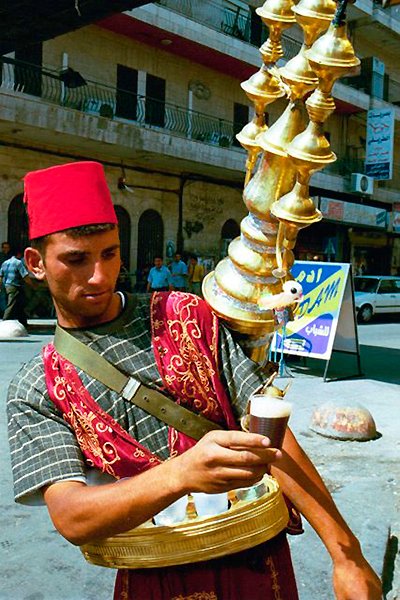 Rapaz vende chá em rua de Ramallah | Foto: The Advocacy Project.