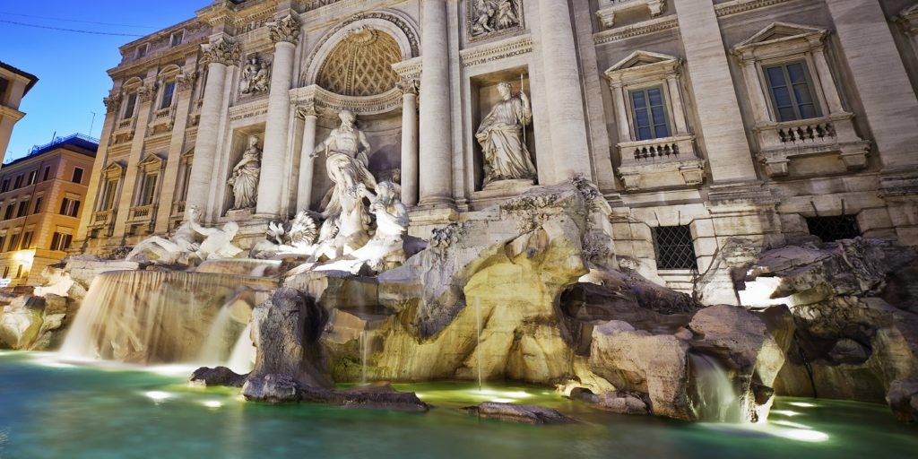 A Fontana di Trevi é a maior e mais ambiciosa construção de fontes barrocas da Itália e está localizada no rione Trevi, em Roma - Foto: Relais Fontana di Trevi. 