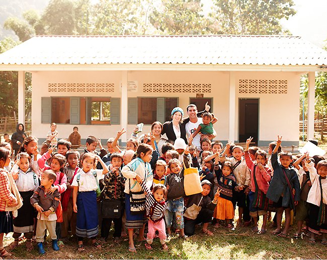 Adam e os alunos de uma das escolas construídas pela ONG que ele fundou | Foto: Divulgação.