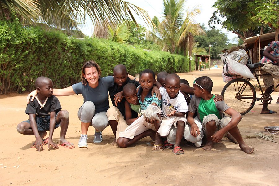 Daniela e garotos em Moçambique, um dos países pelos quais o casal já passou | Foto: Divulgação.