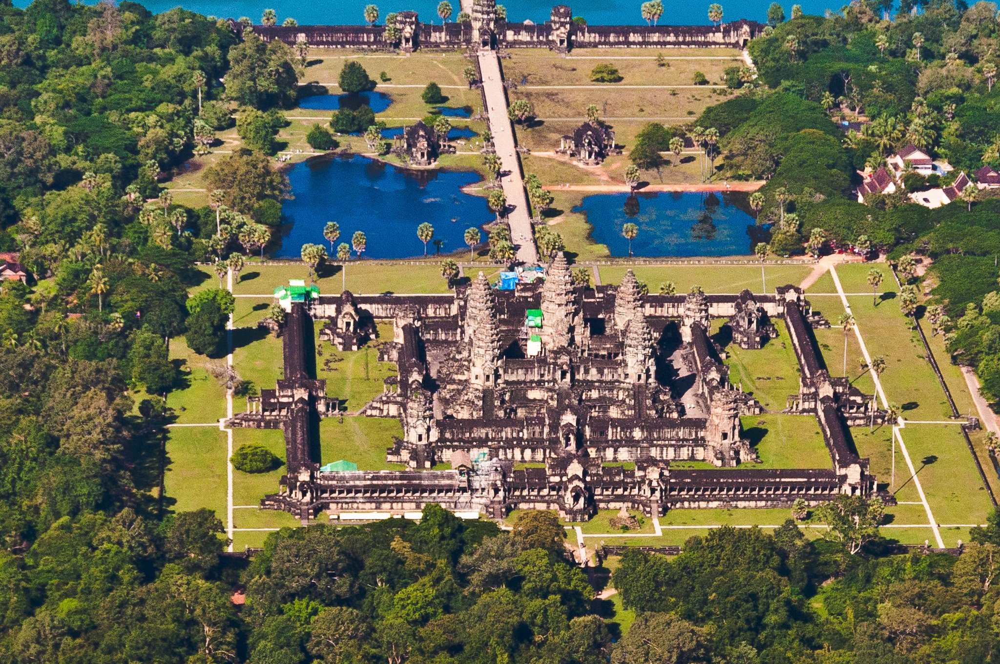 Os templos de Angkor (região do Camboja) estão no tipo da lista. Na imagem, vista aérea de Angkor Wat, cujas ruínas estão próximas à cidade de Siemp Reap | Foto: Mark Fischer.