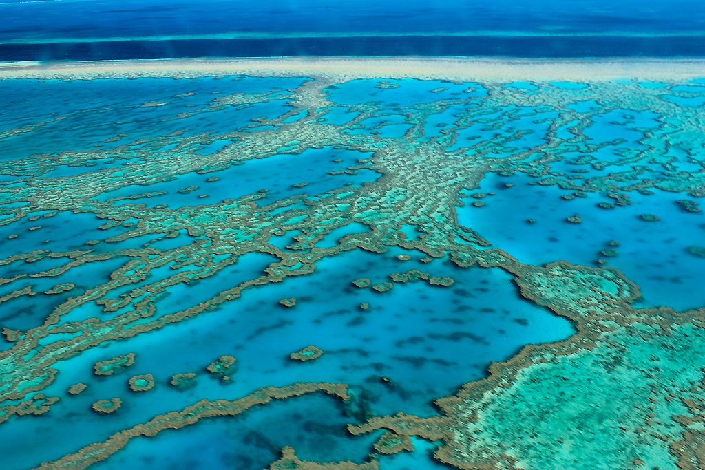 Vista aérea de área da imensa faixa de corais que está entre as praias do nordeste da Austrália e Papua-Nova Guiné | Foto: FarbenfroheWunderwelt.