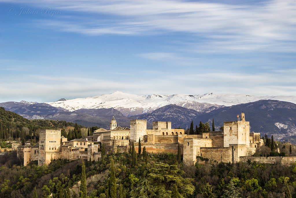 O palácio-fortaleza fica em Granada | Foto: Julián Rejas de Castro.