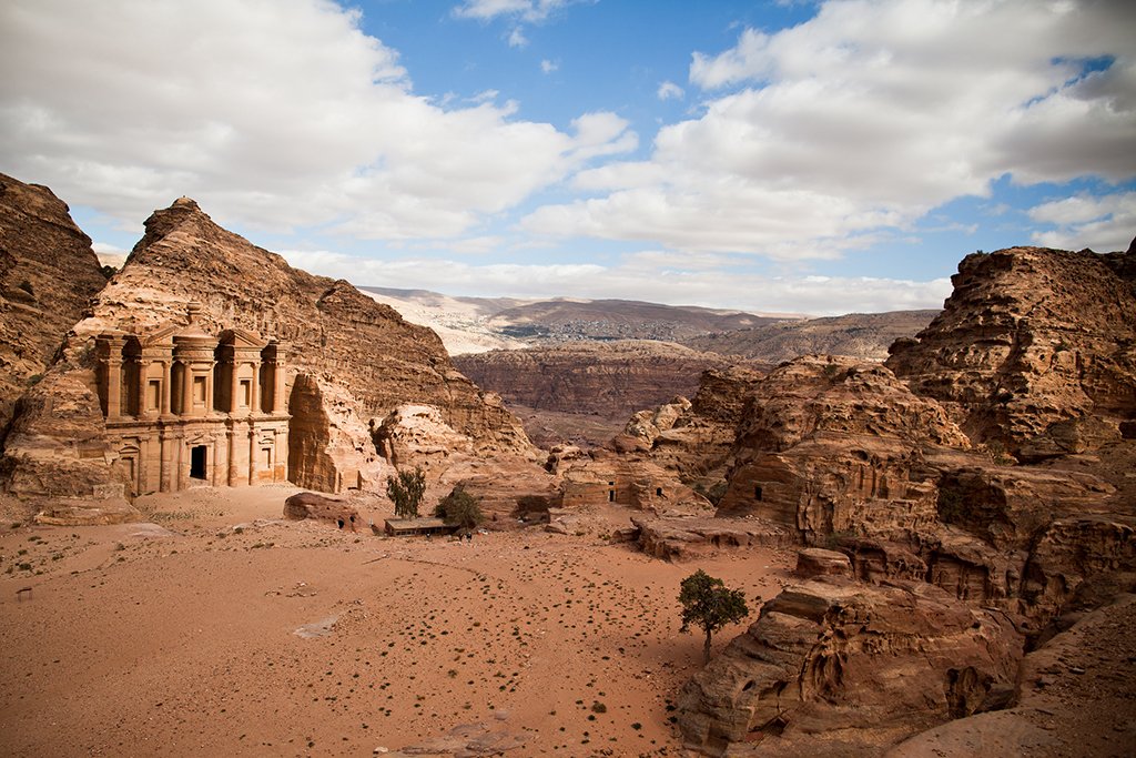 Impressionante arquitetura talhada nas rochas é destaque na cidade histórica e arqueológica de Petra | Foto: Eric Montfort.