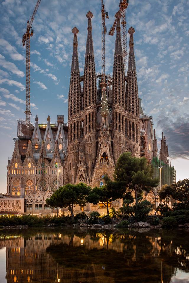 A basílica desenhada por Antoni Gaudí começou a ser construída em 1882 e ainda não foi terminada | Foto: Divulgação.