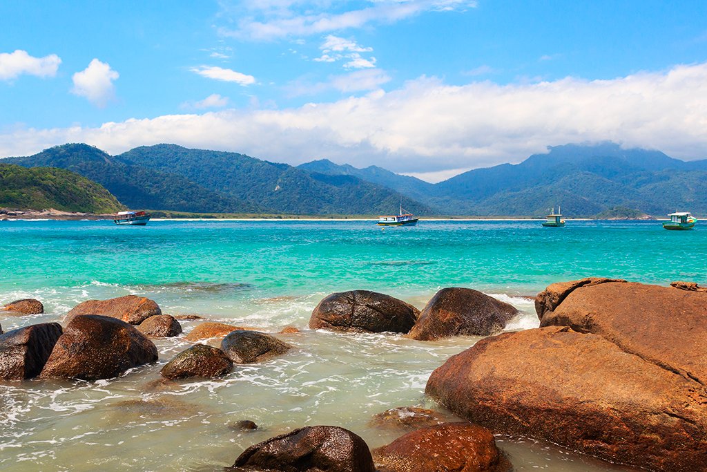 Área de uma das praias de Ilha Grande, Angra dos Reis - Rio de Janeiro | Foto: canadastock/Shutterstock