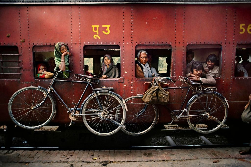 Bicicletas penduradas do lado de um trem, West Bengal, 1983