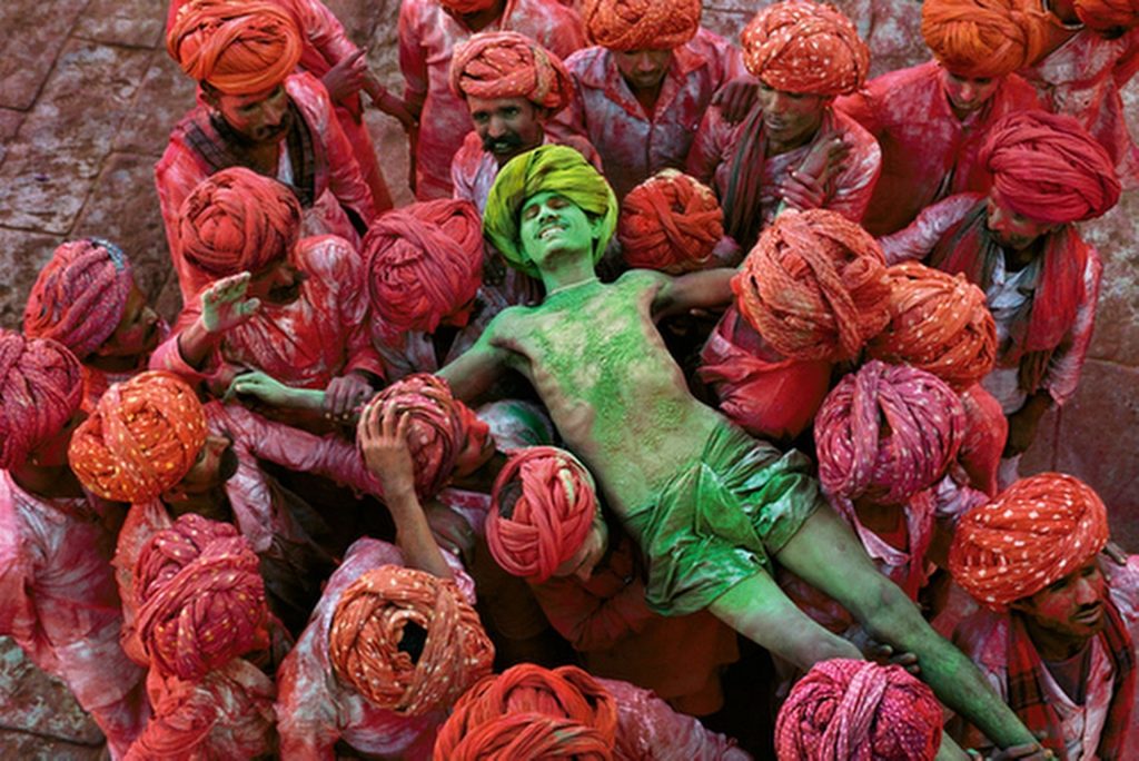 Uma multidão carrega um homem durante o festival de Holi. Rajasthan, 1996
