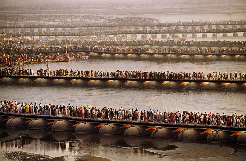 Multidão se reúne para o festival Kumbh Mela em pontes sobre o rio Ganges, Allahabad, Uttar Pradesh, 2001