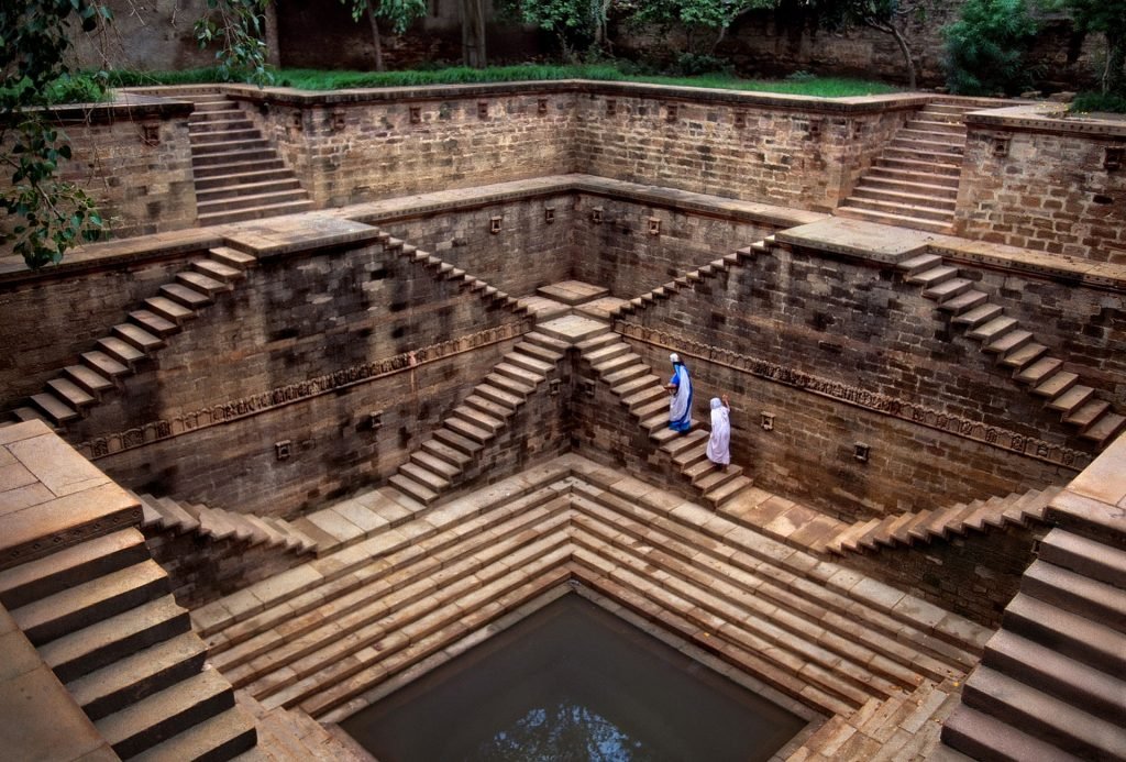 Açudes com escadas existem na Índia há centenas de anos, e ajudam a armazenar água durante as estações secas. Este foi retratado em Rajasthan, 2002