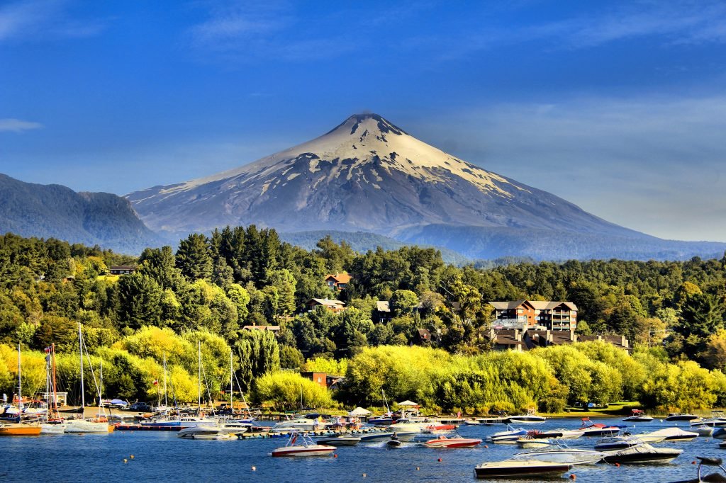 O Villarrica visto a partir da cidade de Pucón - Foto: Cristian Alcázar C.