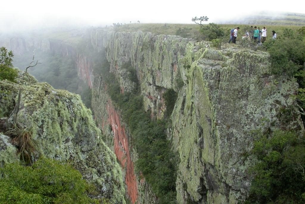 Um dos paredões rochosos das Serranias Chiquitanas próximo a localidade de Santiago de Chiquitos - Foto: Jorge Aquín