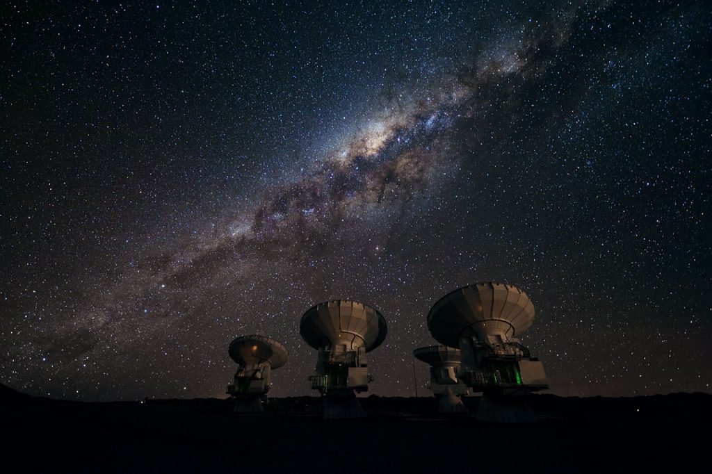 O céu do Atacama e quatro antenas do projeto ALMA - Foto: Projeto ALMA