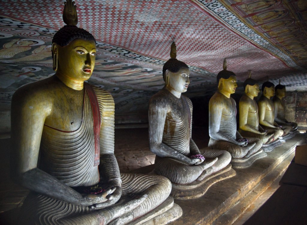 Uma das cavernas do Templo Dourado de Dambulla - Foto: CitizenFresh