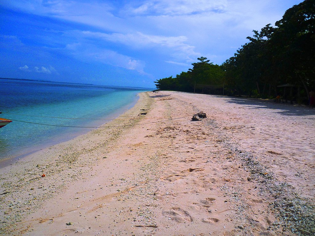 Vista da Praia Rosa da Grande Ilha de Santa Cruz | Foto: Wowzamboangacity/Wikipedia.