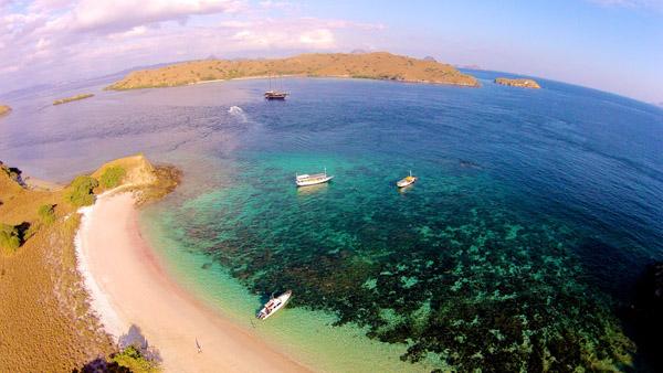 A mesma praia, sob outros ângulo e luz | Foto: Divulgação/IndonesiaTravel. 