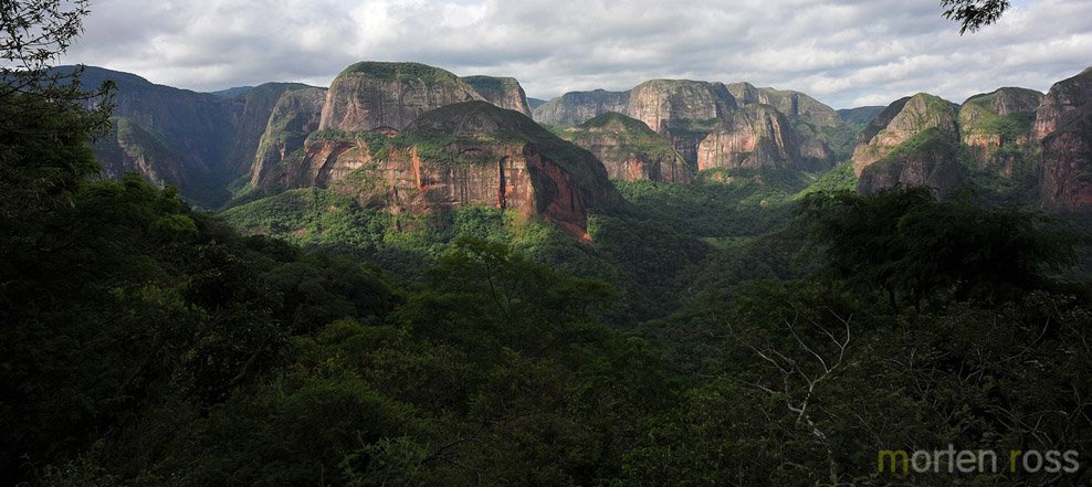 Paredões gigantes de arenito do Parque Naiconal Amboró - Foto: Morten Ross