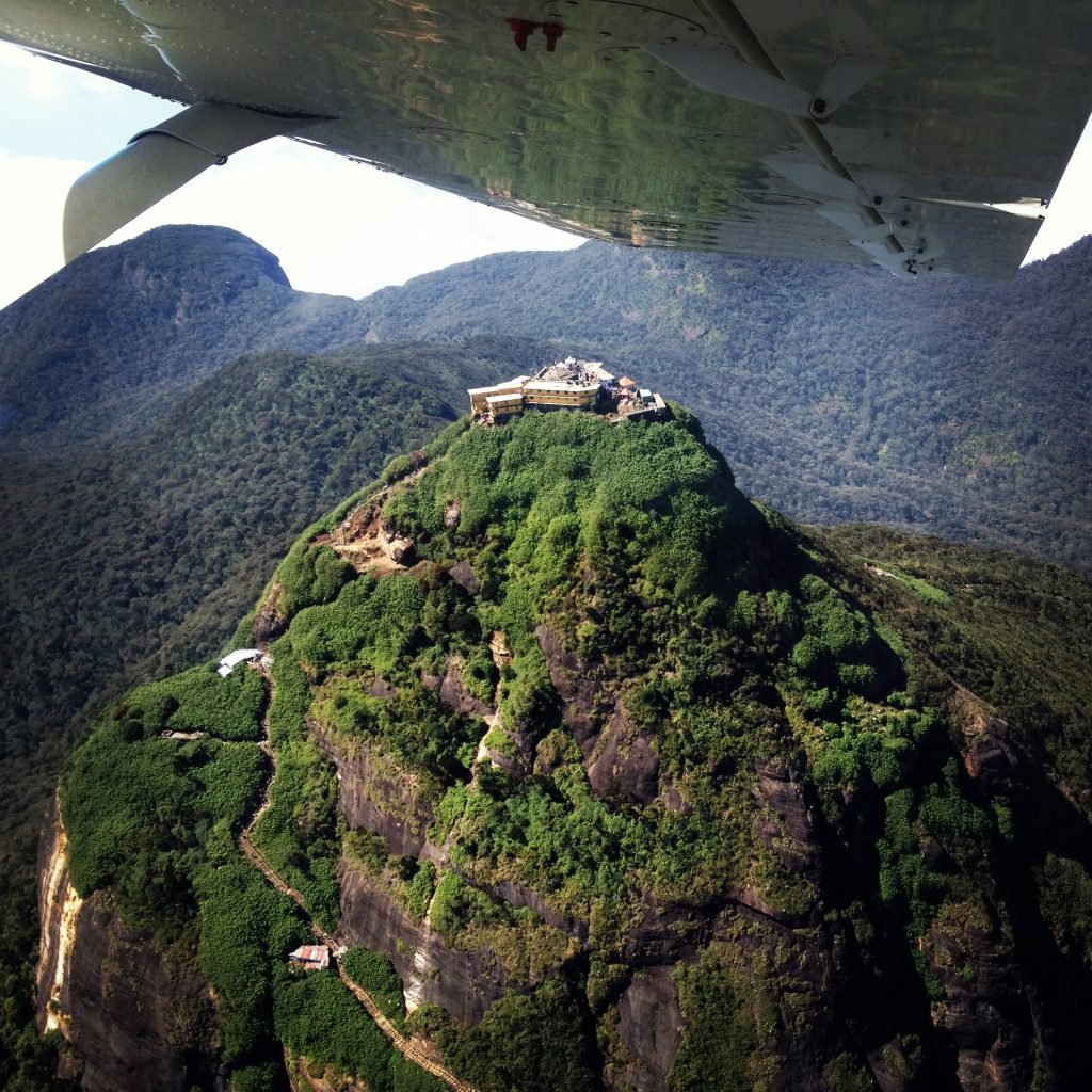 O Pico de Adão com seus 2243m de altitude - Foto: topzeitgeist.com