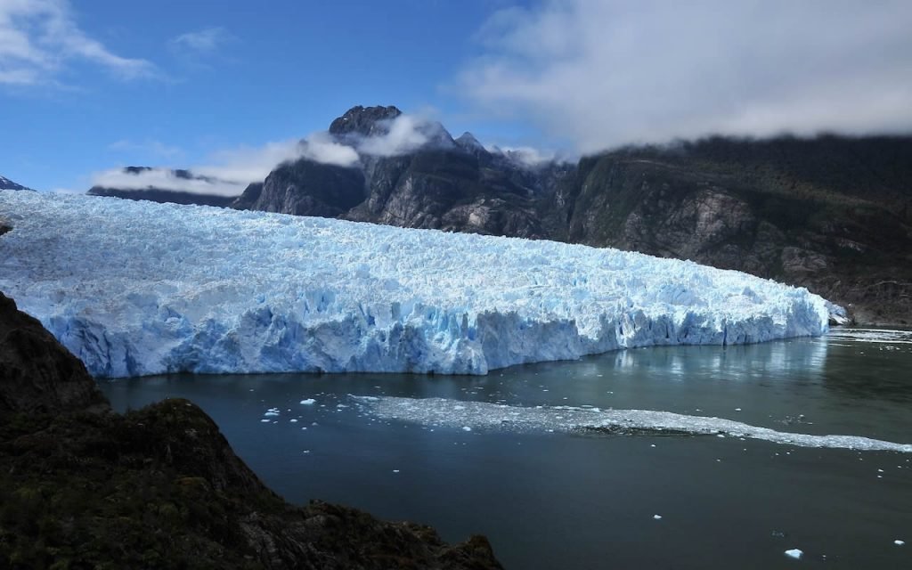 O Glaciar e a Laguna San Rafael - Foto Wikimedia Commons