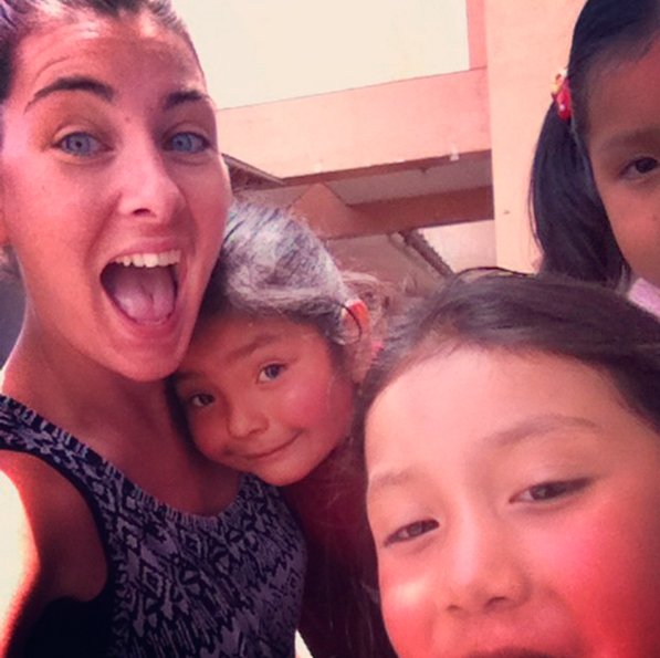 Com crianças no Peru | Foto: Reprodução Instagram.
