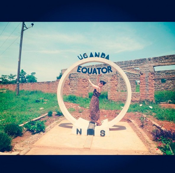 Ela também conheceu alguns destinos no continente africano. Na foto, a viajante em Uganda | Foto: Reprodução Instagram.