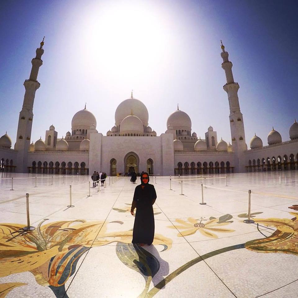 Stela em frente a mesquita Sheikh Zayed, em Abu Dhabi - Emirados Árabes | Foto: Reprodução Facebook.