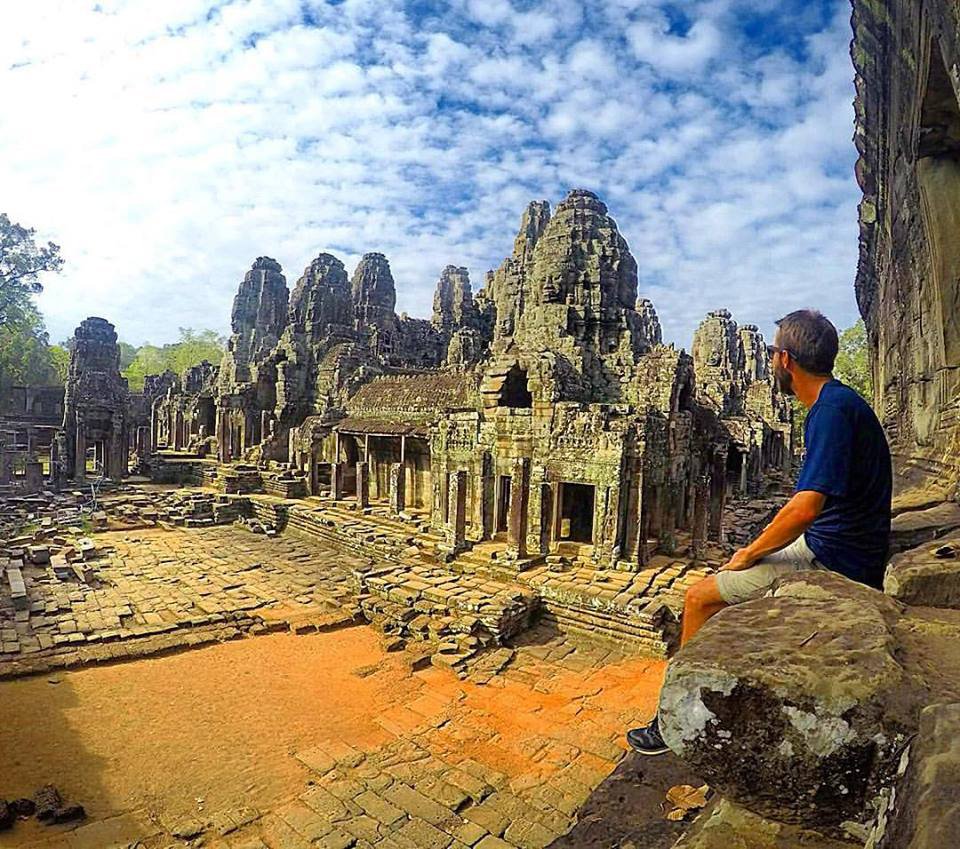 Fernando no templo Angkor, em Siemp Reap - Camboja | Foto: Reprodução Facebook.