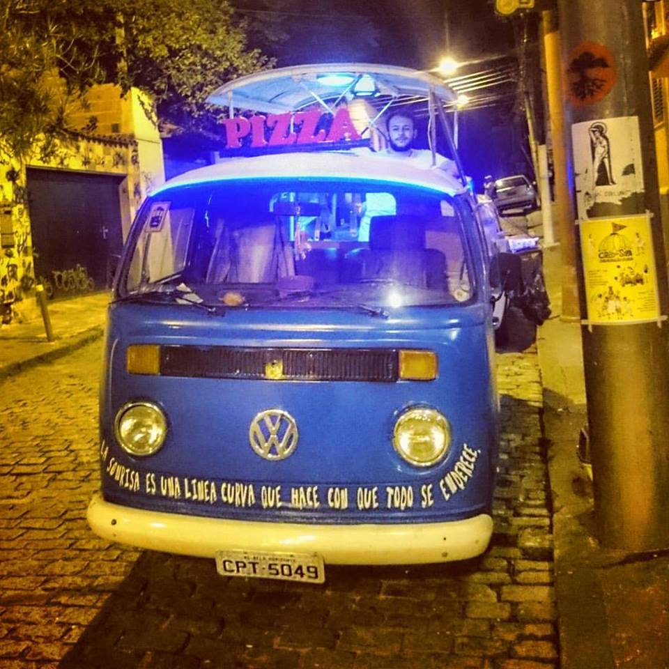 "O sorriso é uma linha curva que tudo endireita" é a mensagem em espanhol escrita na frente da Kombi | Foto: Divulgação.