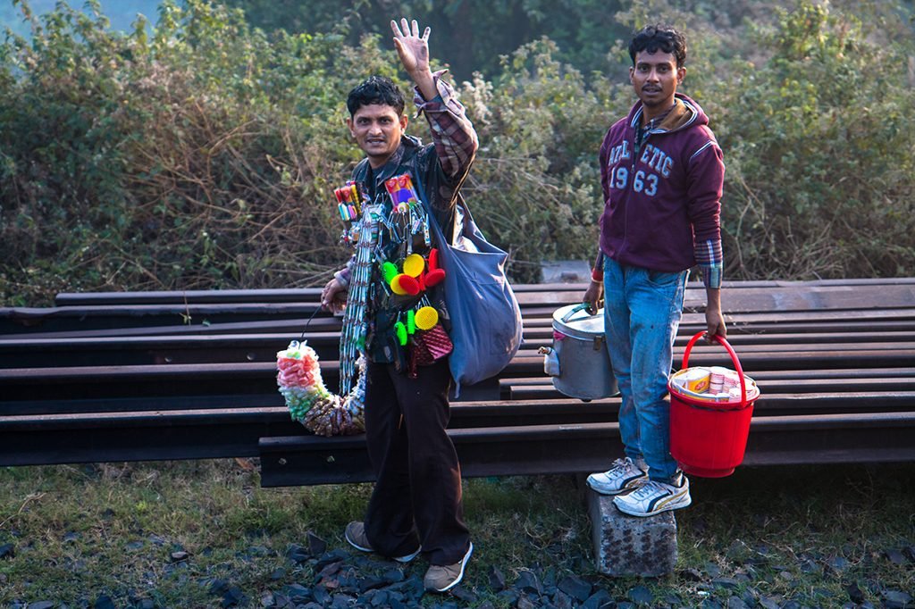 Trabalhadores vendem todo tipo de snacks e 'amenities' | Foto: Ed Hanley.