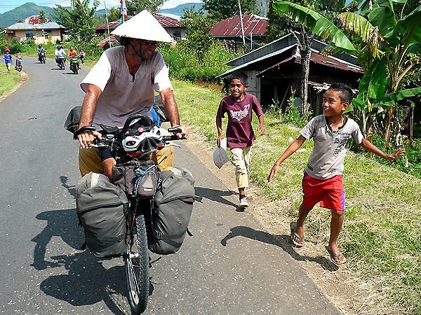Em vila na Indonésia | Foto: Divulgação.