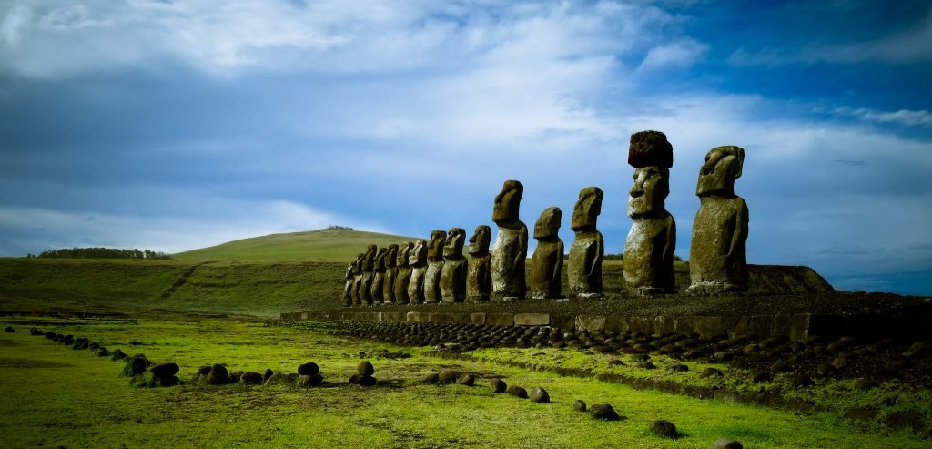 Moais, também conhecidas como Cabeças da Ilha de Páscoa é o nome que designa as mais de 887 estátuas gigantescas de pedra espalhadas pela Ilha. Foto: Babak Fakhamzadeh