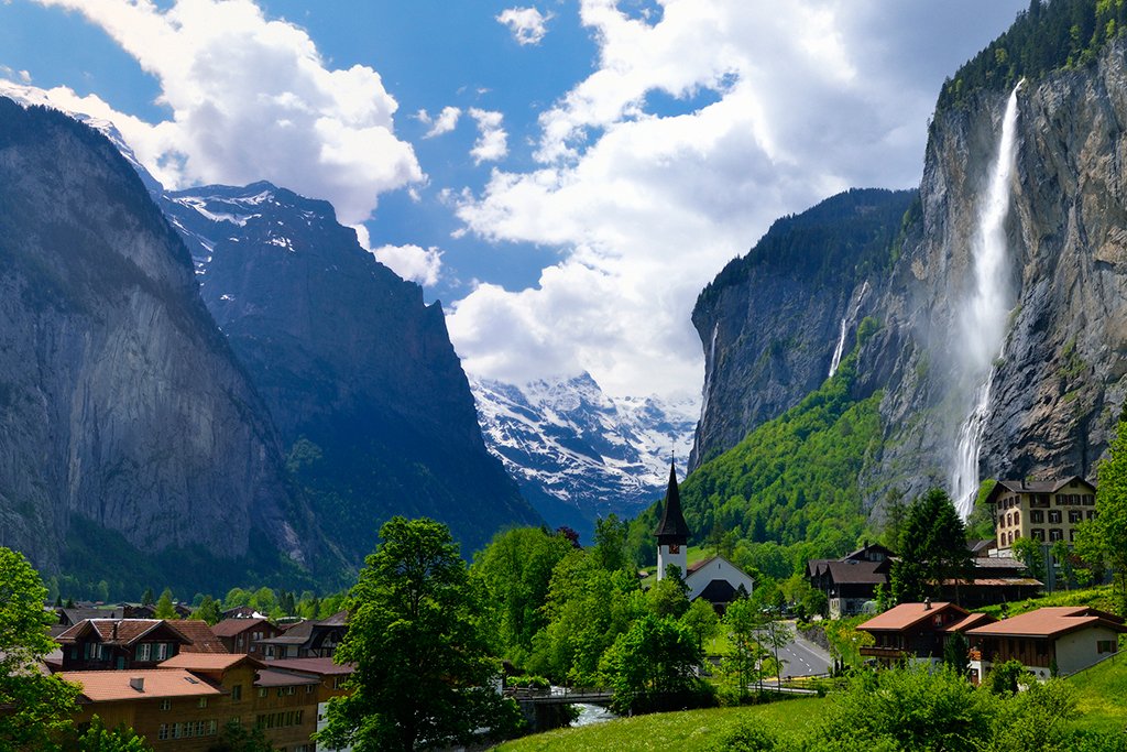 Vista parcial de Lauterbrunnen. O gato vive numa região até bonitinha né? | Foto: Noel Reynolds.