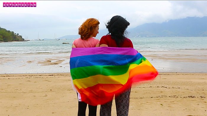 Gabi e Fábia são casadas, ativistas LGBT, documentaristas e autoras do Estrangeira | Foto: Divulgação.