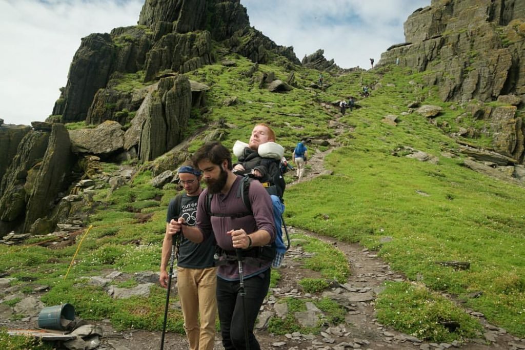 Kevan e seus amigos na ilha Skellig Michael na Irlanda - Foto: Arquivo pessoal