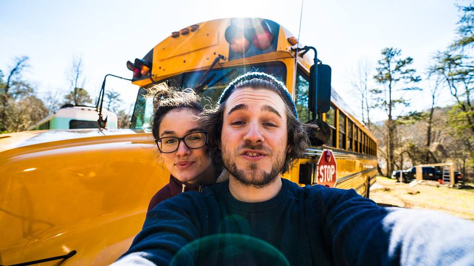 O casal e o ônibus antes da adaptação | Foto: Expedition Happiness/Reprodução Facebook.