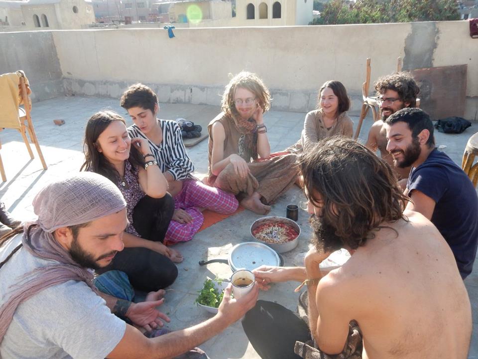 E dividindo o pão com os irmãos (numa festa de aniversário) | Foto: Reprodução Facebook.