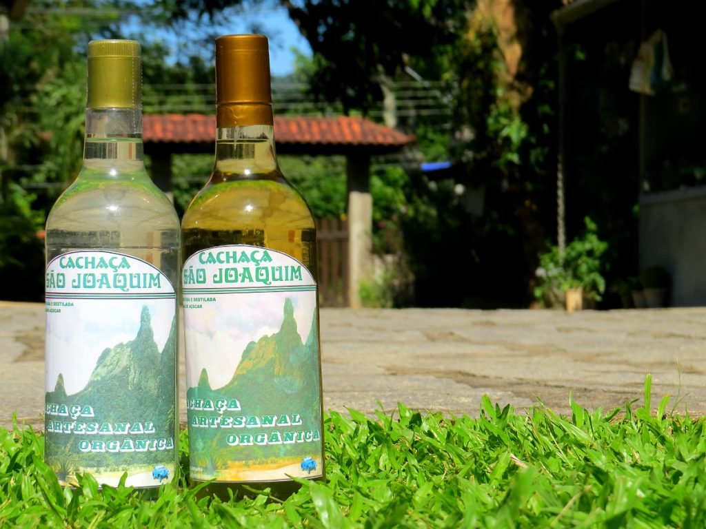 Produção artesanal de Cachaça em Guapimirim