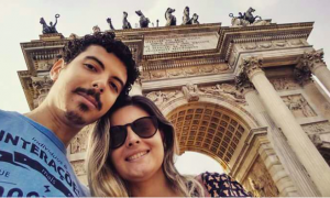 Thiago Pappacena e esposa Arco della Pace Mila0