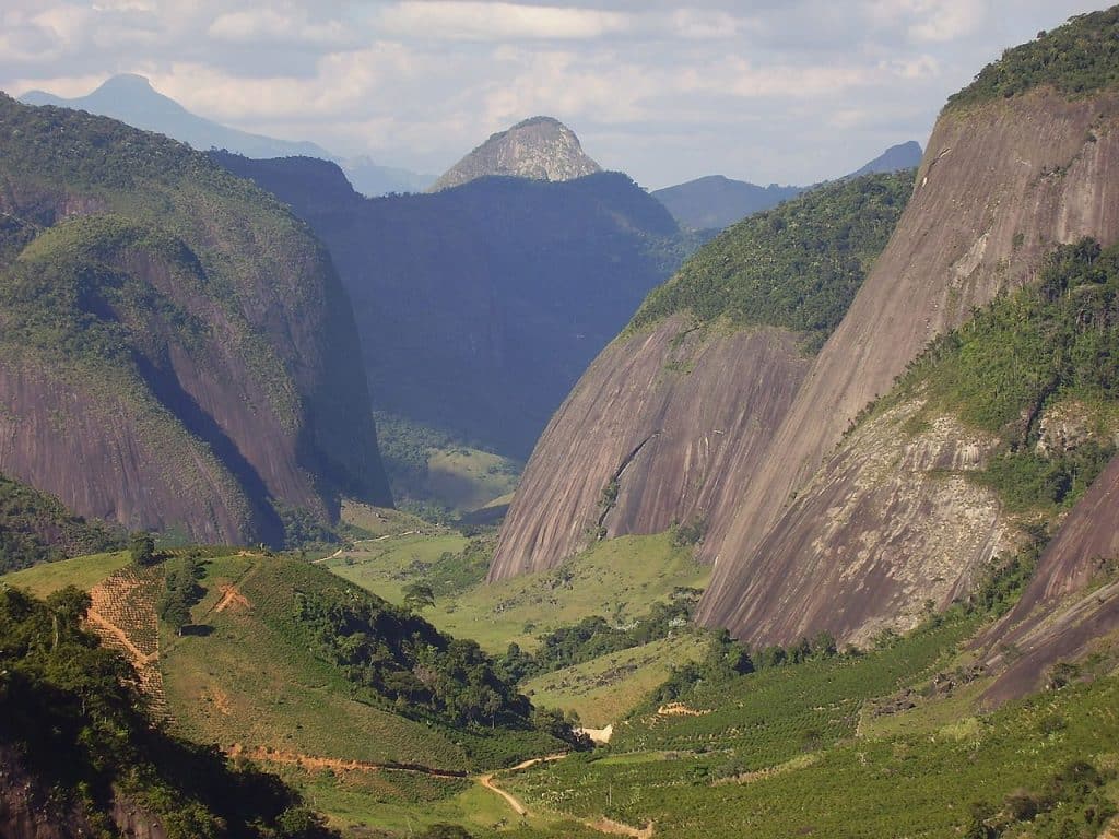 Estrela do Norte, com Forno Grande ao Fundo - Foto: Josecarlos Danzi / (CC BY-SA 3.0)