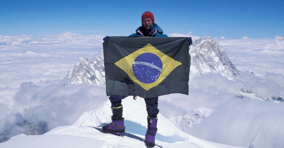 waldemar niclevicz posa com a bandeira do brasil no cume do everest