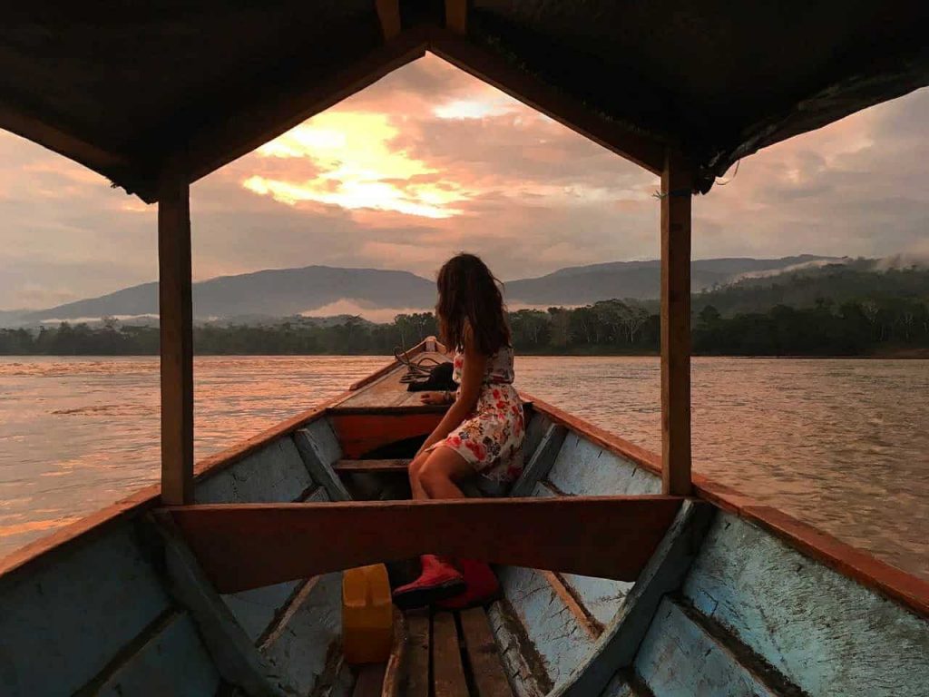 Em um barco em um povoado Nativo na Amazônia Peruana.