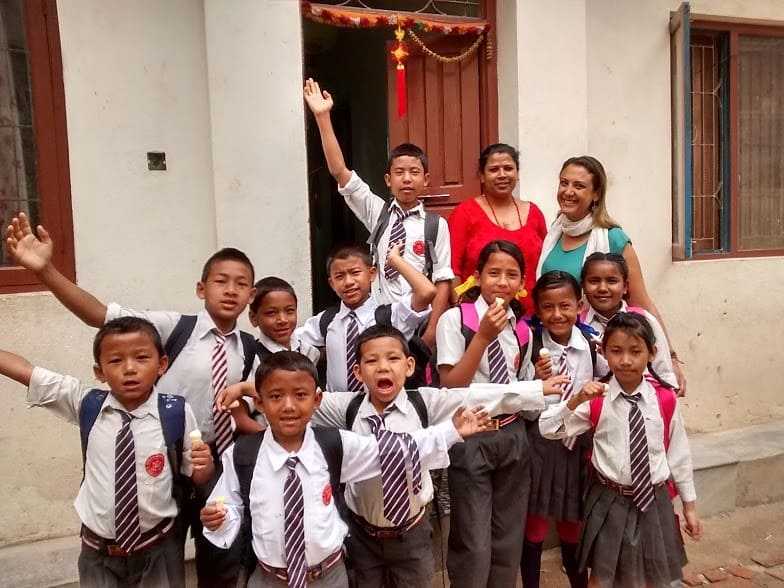 Eu e as crianças da ONG onde fui voluntária no Nepal através da plataforma Worldpackers | Foto: Arquivo pessoal