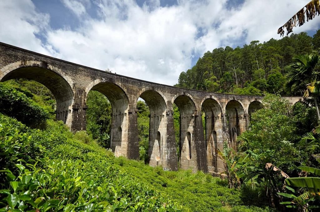 Nine arch bridge<a class="snax-figure-source" href="https://trippingunicorn.com/pt/blog/o-que-fazer-no-sri-lanka" target="_blank" noopener">https://trippingunicorn.com/pt/blog/o-que-fazer-no-sri-lanka</a>